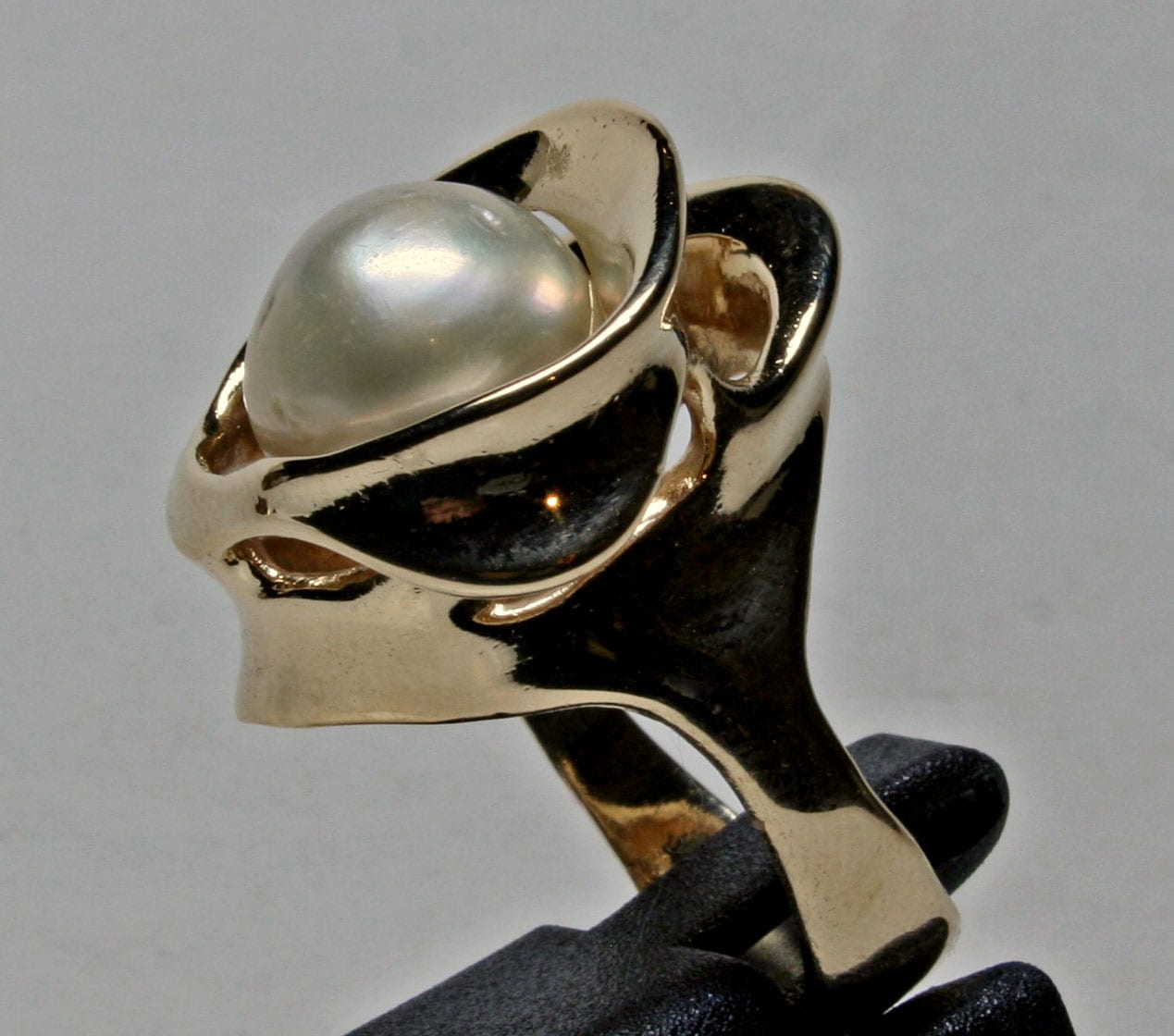 Sculptural 14K ring with south sea pearl