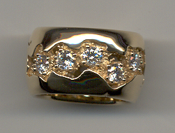 Geologicaly inspired diamond band in 18K