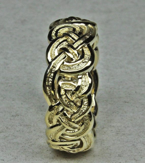 Celtic eternity knot band, a very traditional Celtic knot