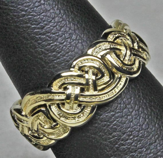 Celtic eternity knot band, a very traditional Celtic knot