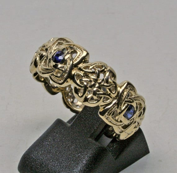 Celtic sapphire knot band in 14K - Image 2