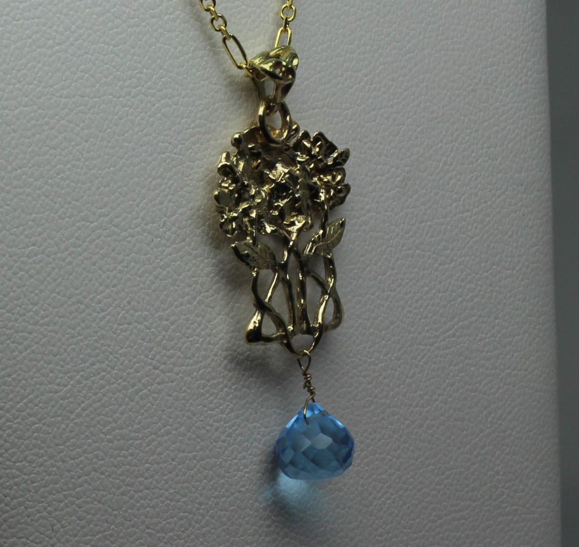 Art nouveau flower pendant with blue topaz in 14K by Suzan - Image 2