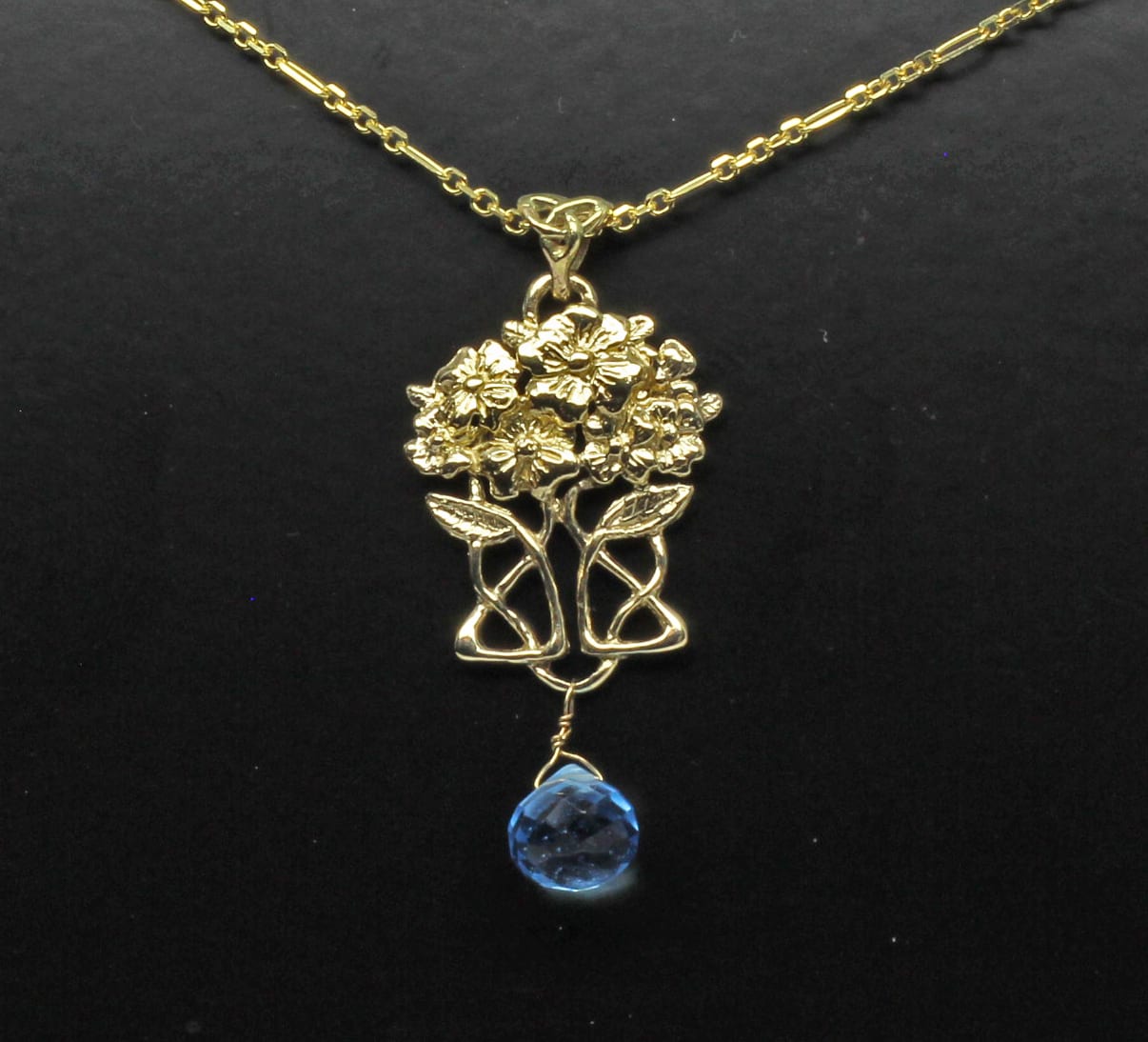 Art nouveau flower pendant with blue topaz in 14K by Suzan - Image 3
