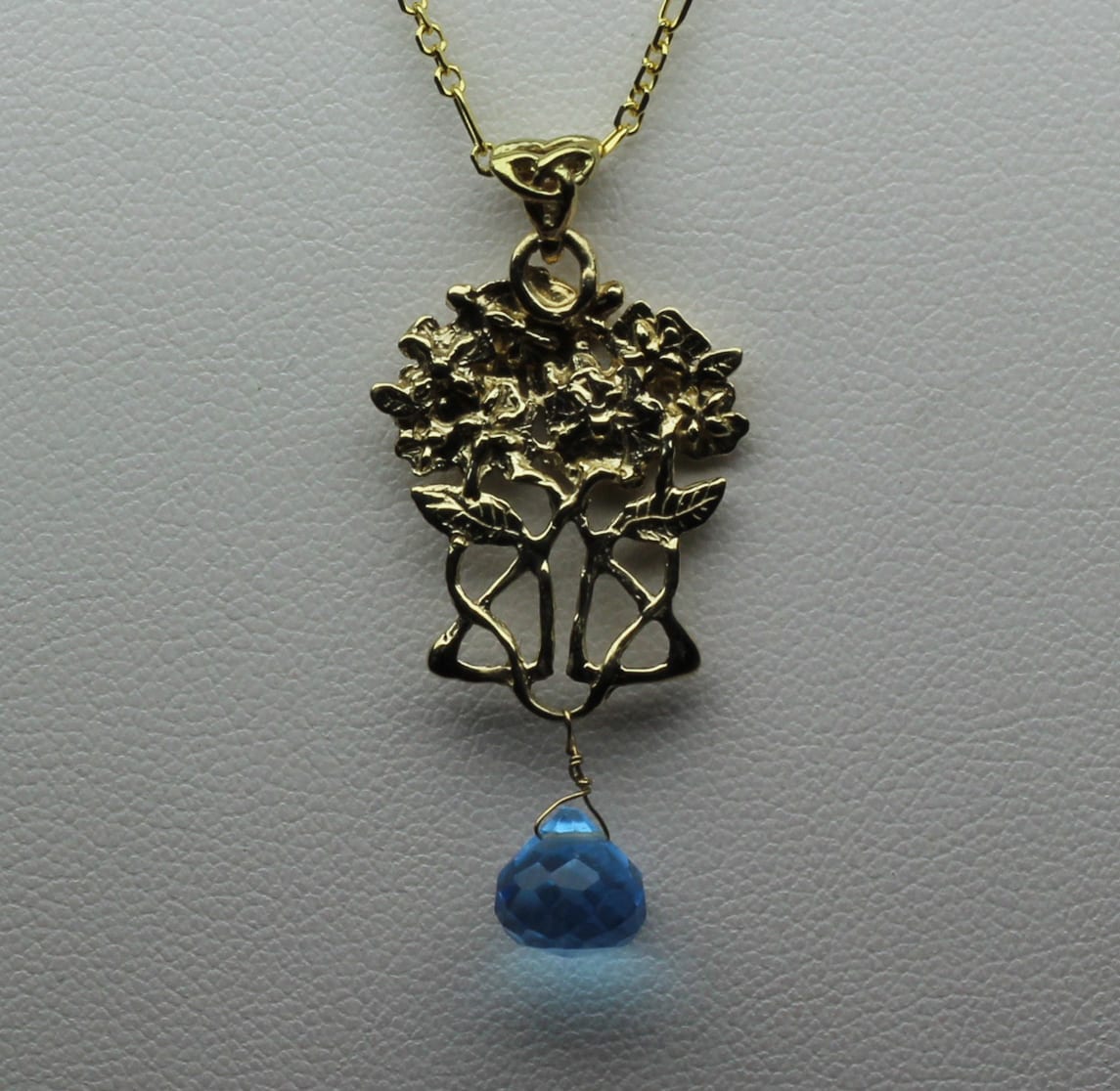 Art nouveau flower pendant with blue topaz in 14K by Suzan - Image 4