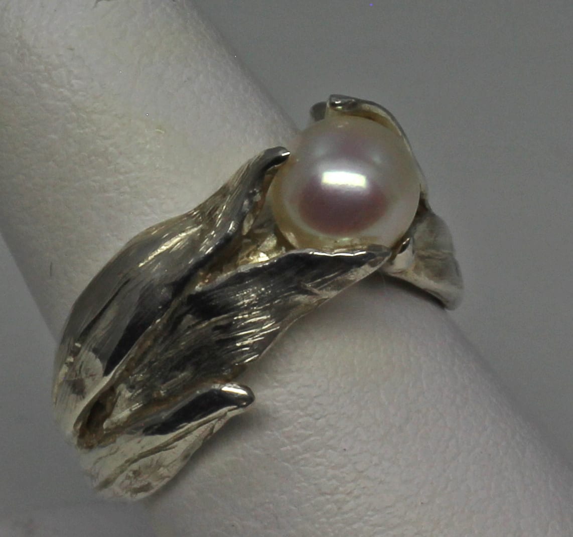 Pearl among the leaves ring in sterling silver by Suzan - Image 2