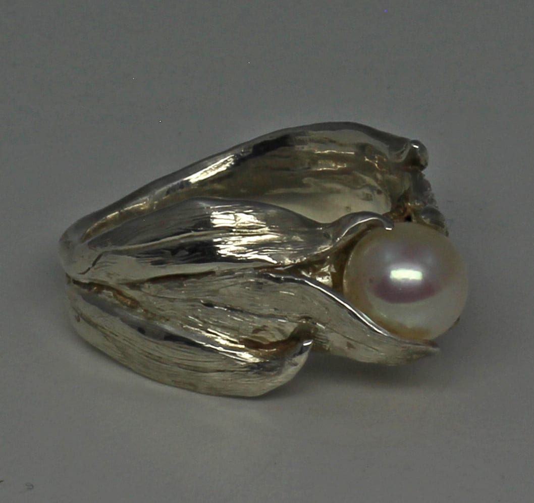 Pearl among the leaves ring in sterling silver by Suzan - Image 3