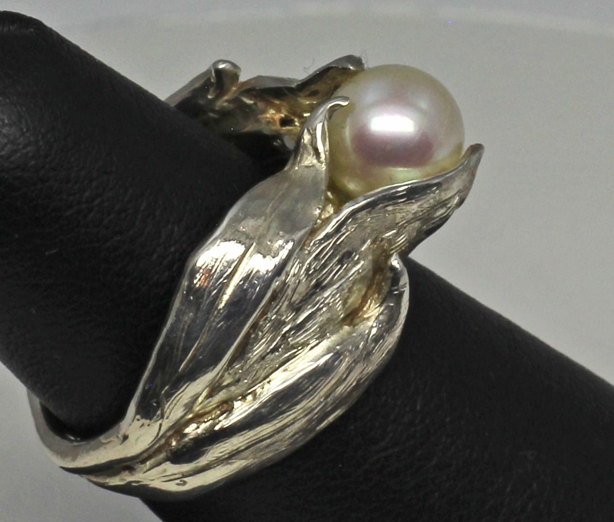 Pearl among the leaves ring in sterling silver by Suzan - Image 4