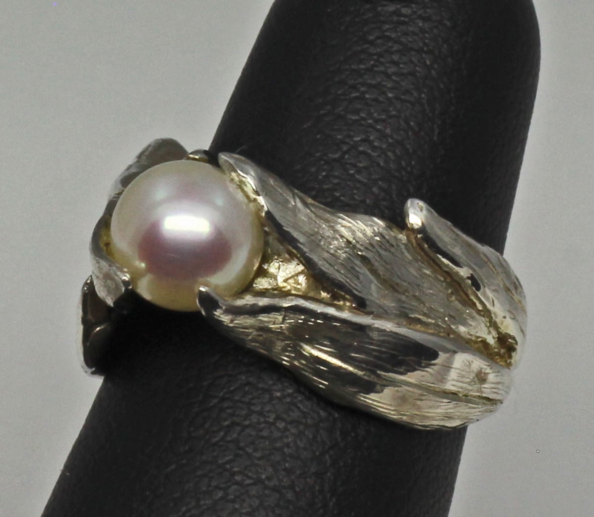 Pearl among the leaves ring in sterling silver by Suzan - Image 6