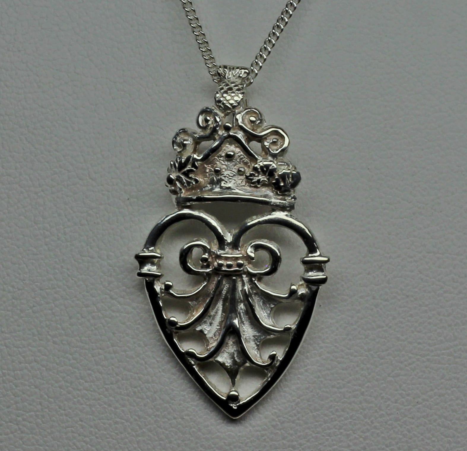 Thistle and leaf luckenbooth pendant by Suzan - Image 2