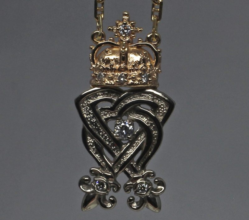 small diamond luckenbooth pendant in 14K