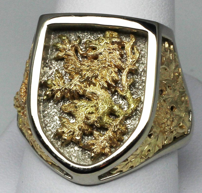 The Scottish rampant lion ring made of 14k white palladium gold. and 18K