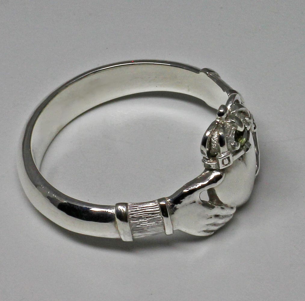 Irish silver Mans Claddagh ring with peridot size 13.5 - Image 2