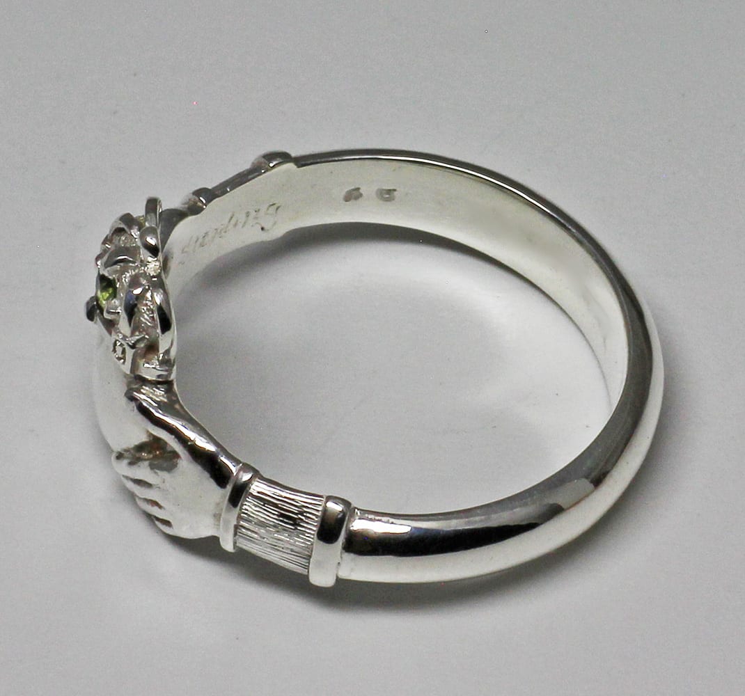 Irish silver Mans Claddagh ring with peridot size 13.5 - Image 3