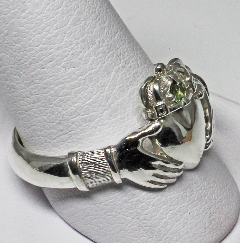 Irish silver Mans Claddagh ring with peridot size 13.5 - Image 4
