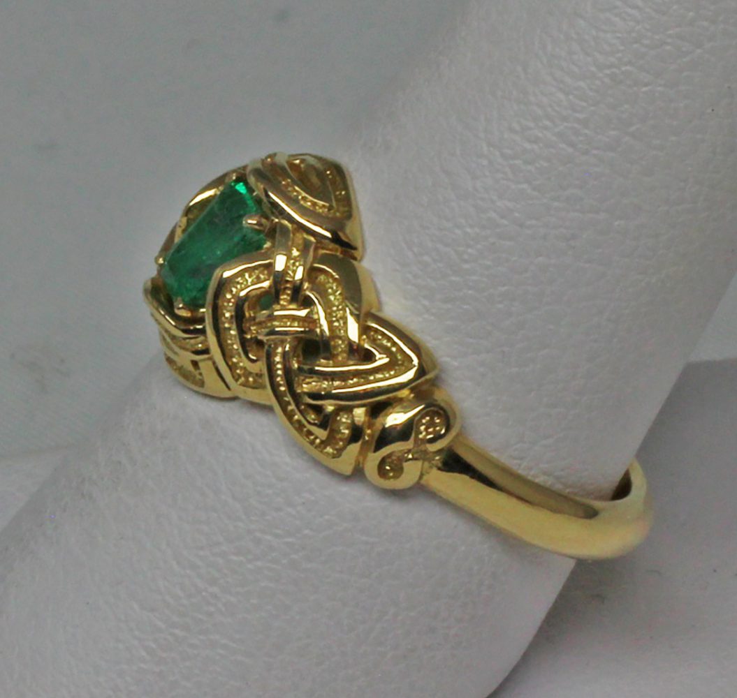 Emerald Celtic Knot Ring 18K size 8 1/2 - Image 4