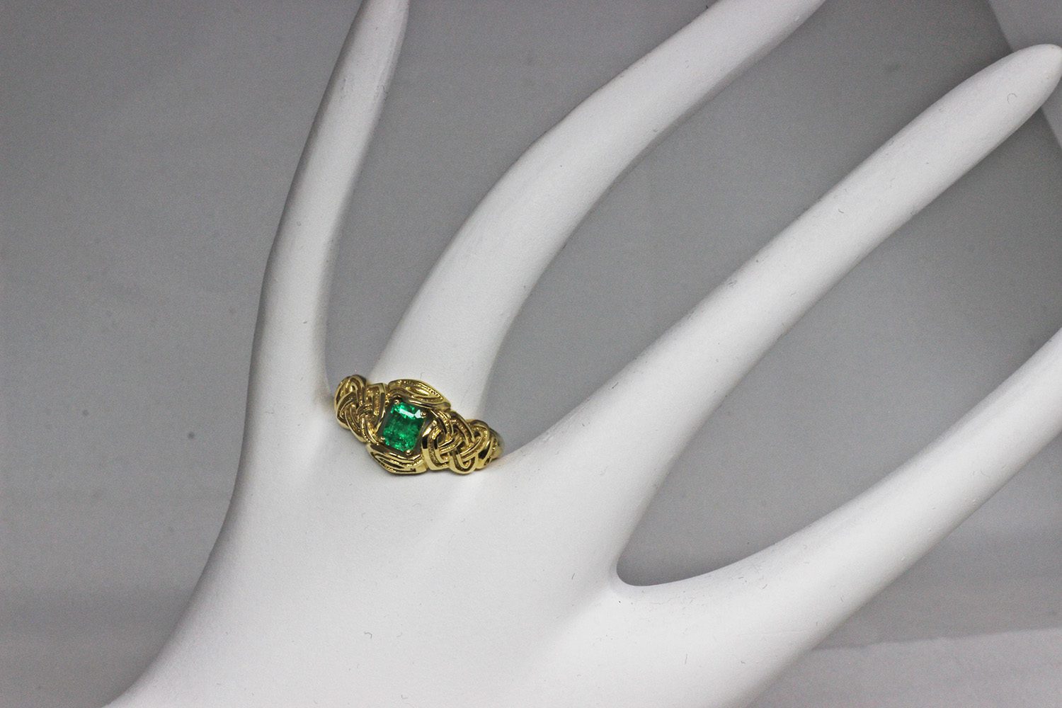Emerald Celtic Knot Ring 18K size 8 1/2 - Image 3