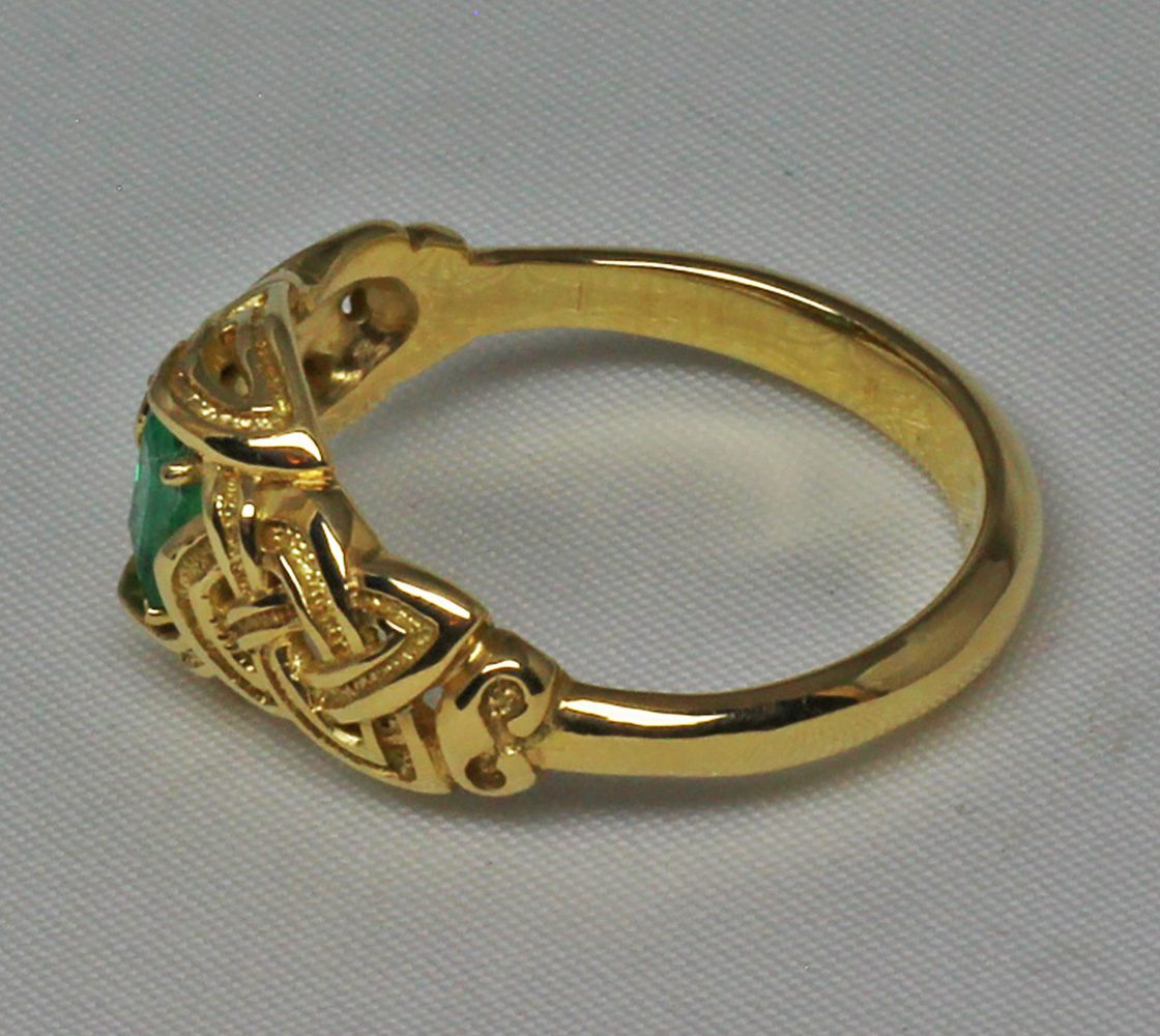 Emerald Celtic Knot Ring 18K size 8 1/2 - Image 5