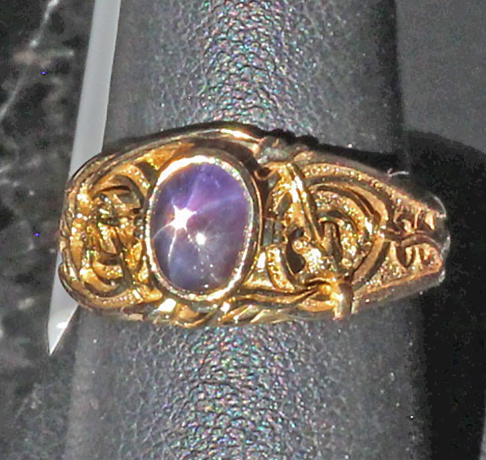 Lot - 14K Gold Men's Purple Star Sapphire Ring